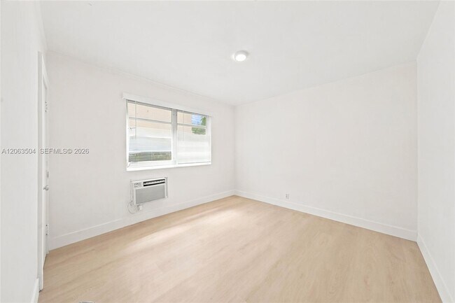 Building Photo - 119 NE 56th St