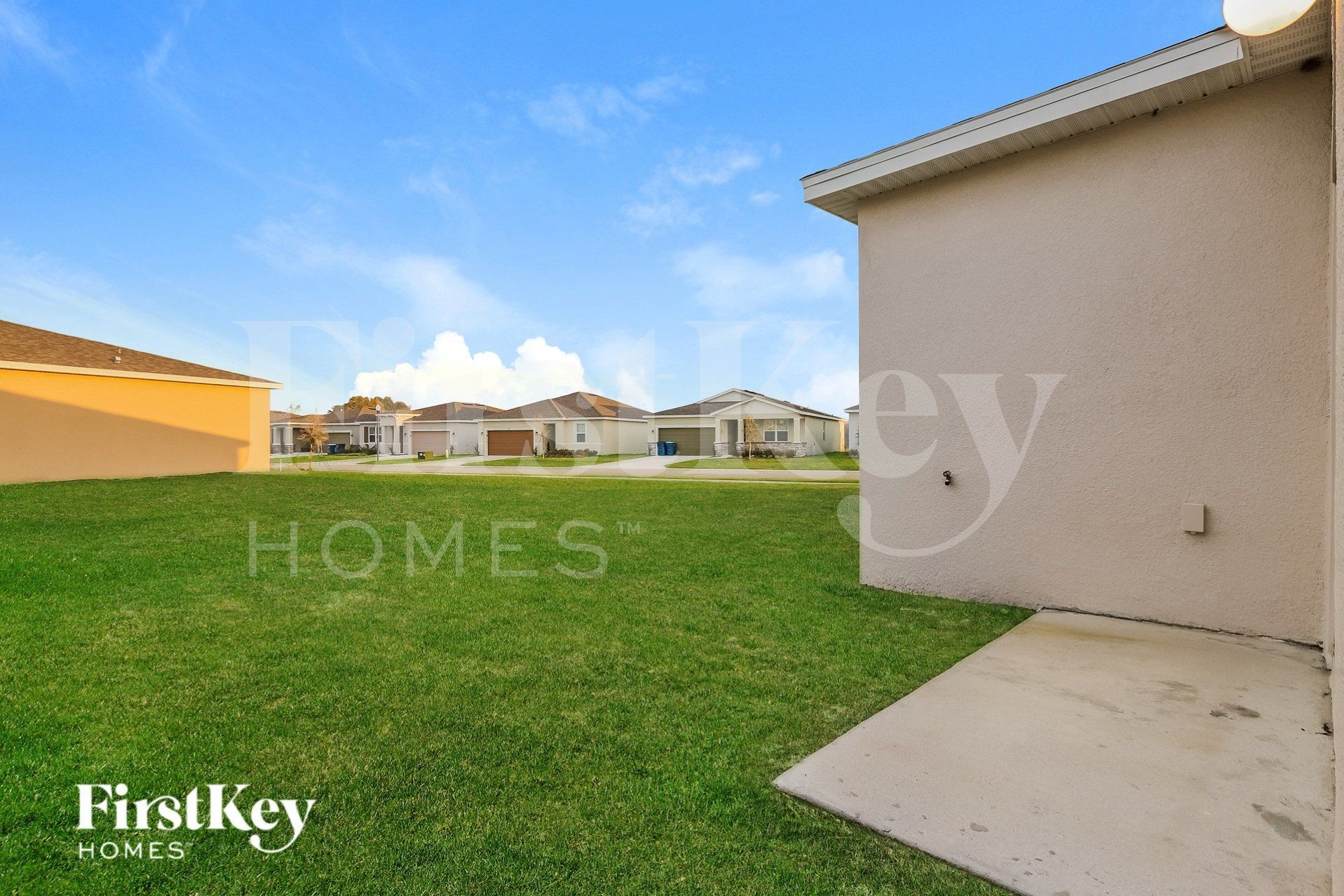 Building Photo - 405 Reina Wy