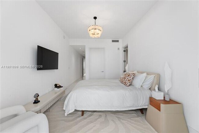 Building Photo - 16901 Collins Ave