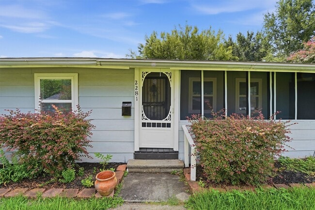 Building Photo - 2281 Des Jardines St