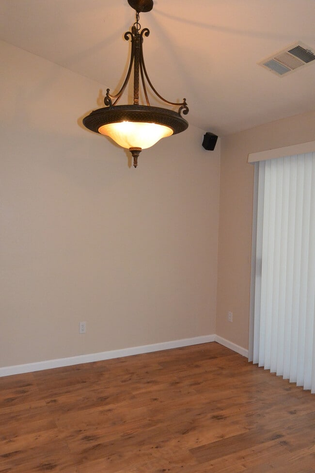 Building Photo - 3 bedroom 2 bathroom in the El Diamante sc...