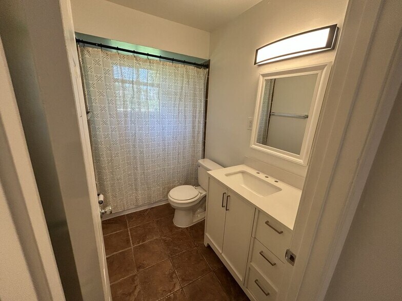 Building Photo - 10748 Tropic Dr