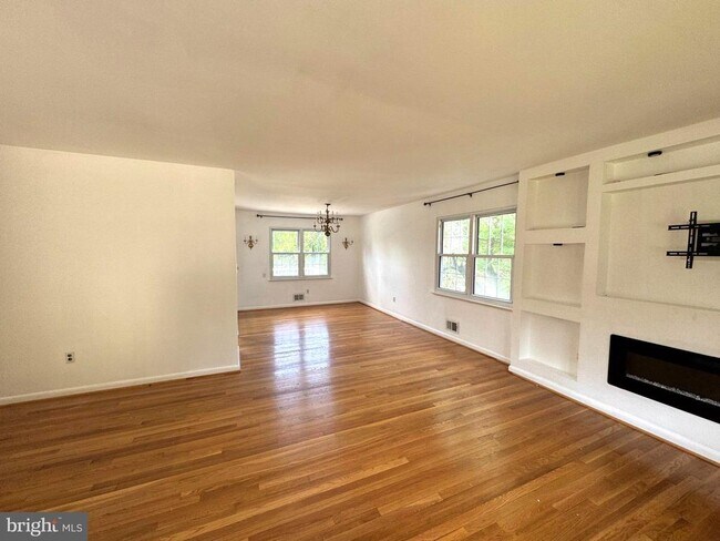 Building Photo - 1234 Pleasant Valley Dr