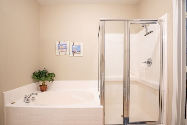 Building Photo - CALLING ALL GOLF ENTHUSIASTS!!! PERFECT OFF-SEASON RENTAL AWAITS YOU.