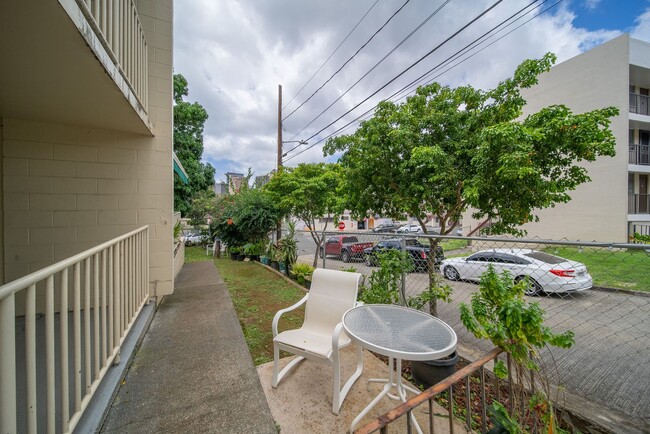 Building Photo - Upgraded Condo w/ Assigned Parking Near H1...