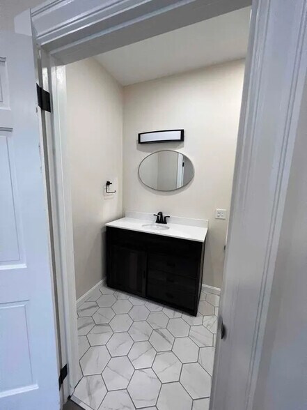 Building Photo - 521 Avery St