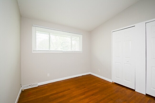 Building Photo - Fantastic 3bd/2ba home! Coming soon!