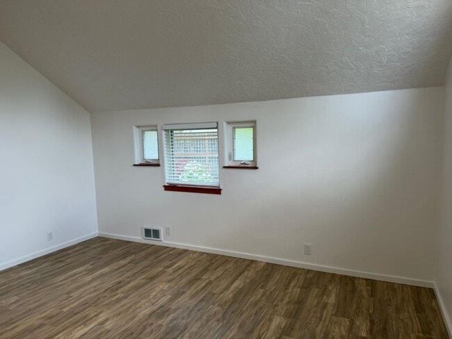 Building Photo - Luxury 1 bedroom 1 bath duplex in a great neighborhood!