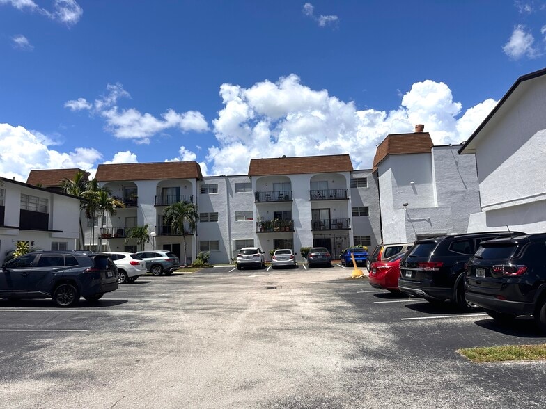 Building Photo - 10850 W Flagler St
