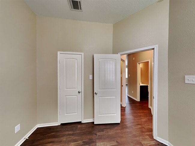 Building Photo - 2324 Shady Tree Ln