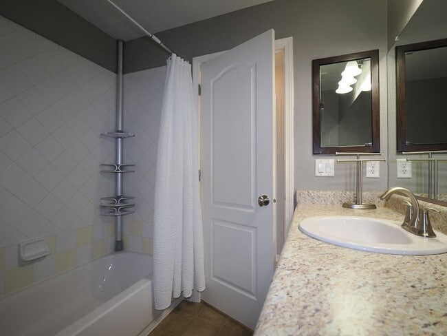 Building Photo - 5 Bedroom Home with AC in Cordera!