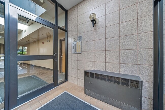 Building Photo - 10 Linwood St