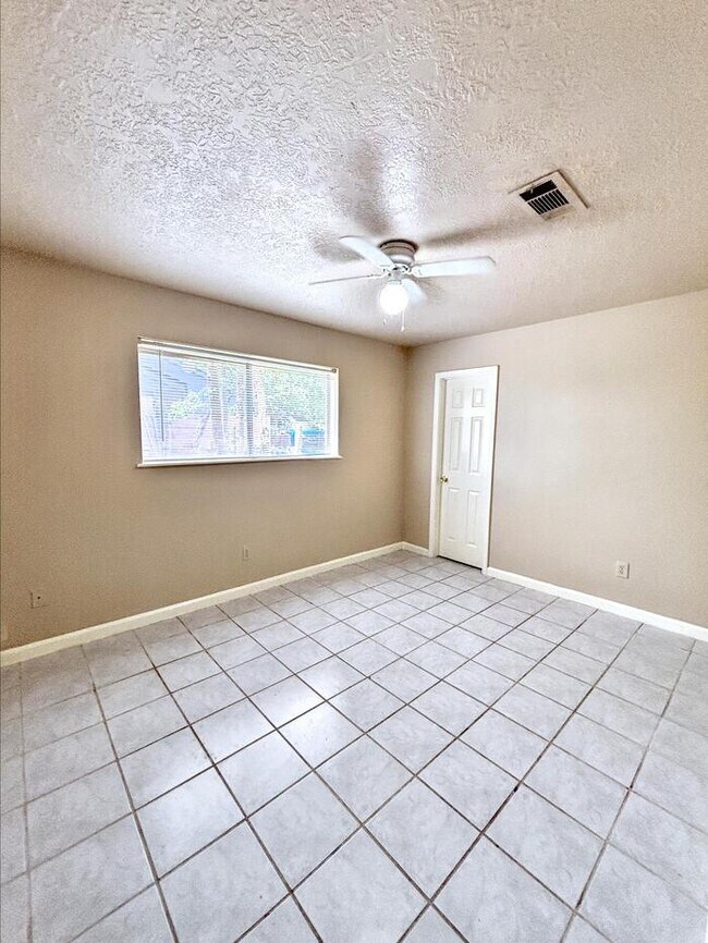 Building Photo - 3-Bedroom, 2-Bathroom Home in Convenient L...