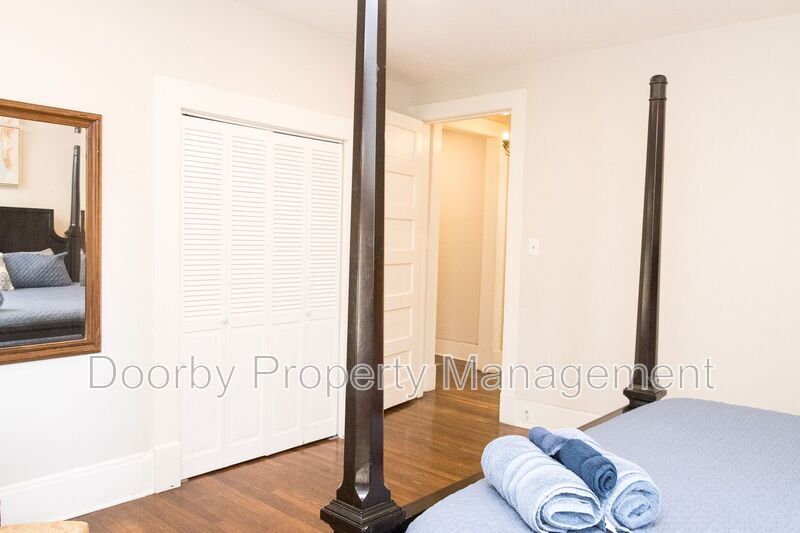 Building Photo - 621 Fortwood Pl
