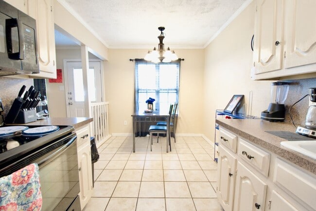 Building Photo - Centrally Located 1 Bedroom Unit