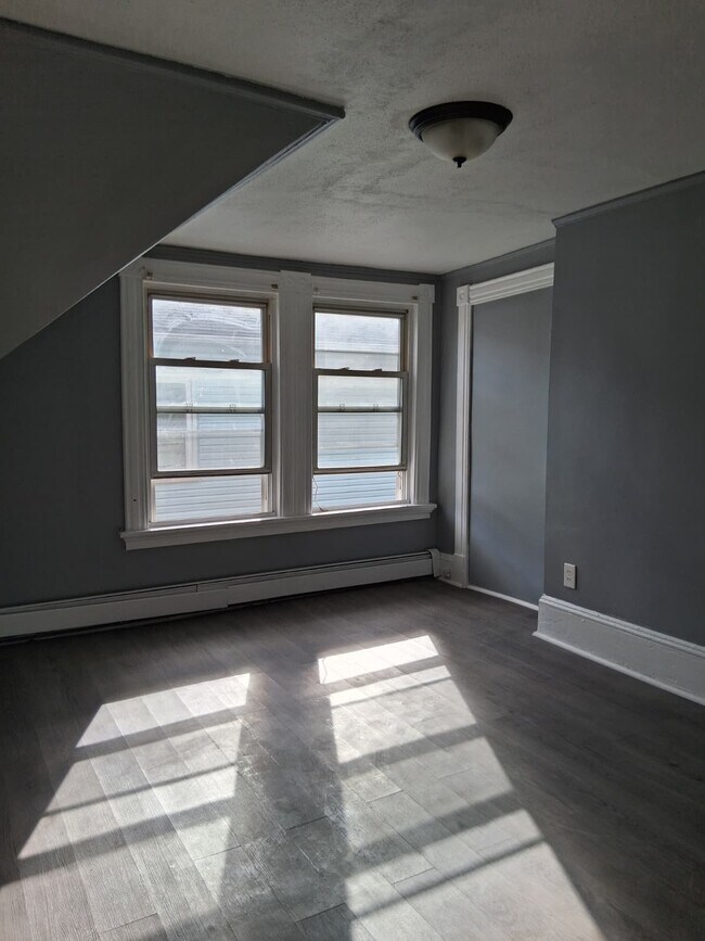 Building Photo - 143 Edgewood St