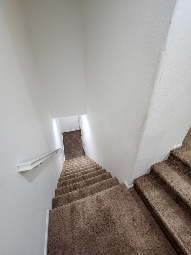 Building Photo - Beautiful two-story townhouse in Fontana G...