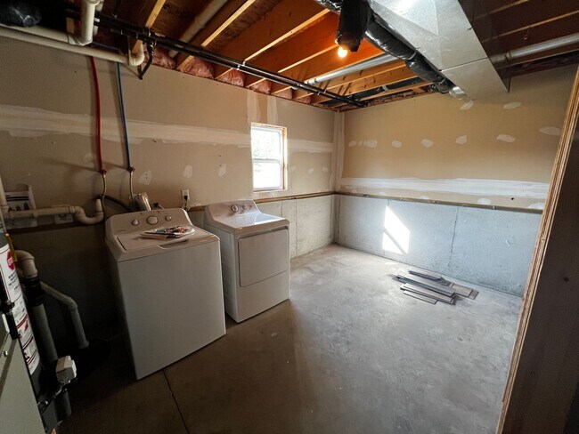 Building Photo - Bright & Beautiful 3-Bedroom Spacious, Mov...