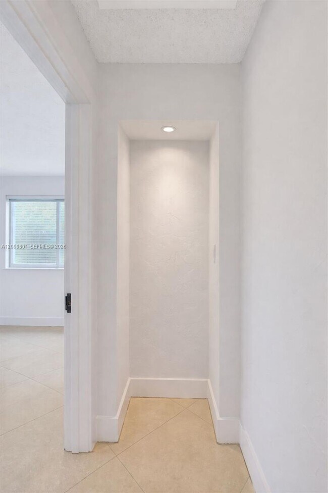 Building Photo - 417 NE 29th St