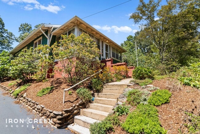 Building Photo - Charming Craftsman Home with Modern Conven...