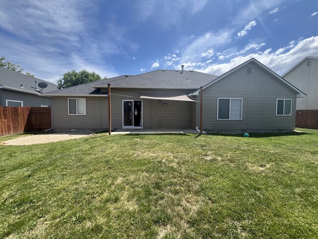 Building Photo - 1820 W Camelot Dr