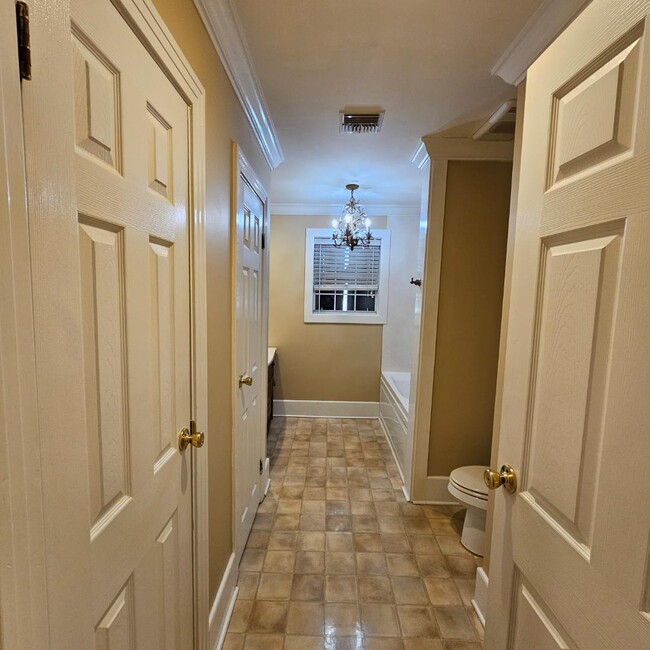 Building Photo - 1007 LA-20