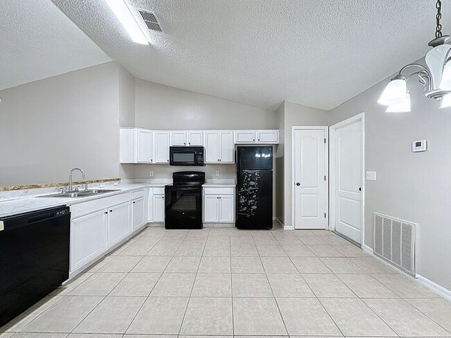 Building Photo - Charming 3-Bedroom Rental in Poinciana