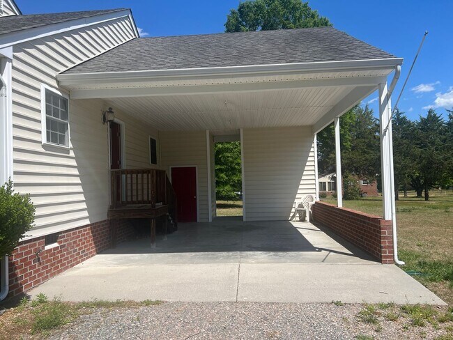 Building Photo - Rancher on 6.79 Acre Lot
