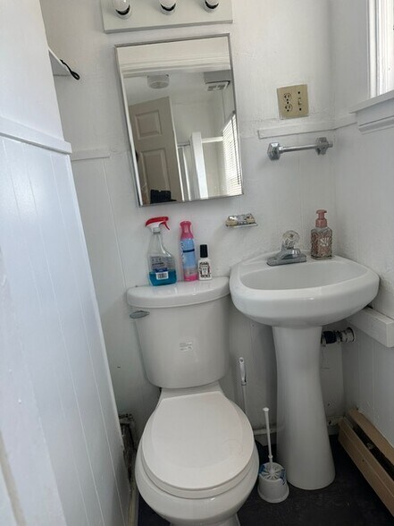 Building Photo - 105-1 Bool St