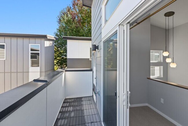 Building Photo - Stunning Othello Park Designer Townhome with Air Conditioning