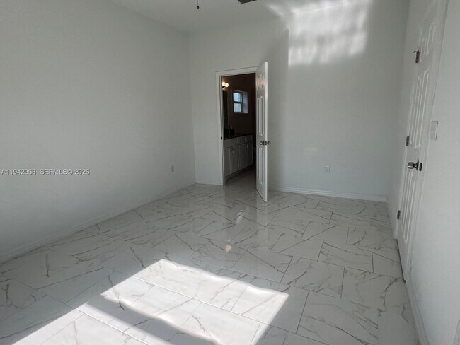 Building Photo - 475 Sunset Rd N