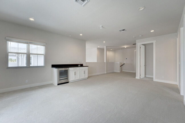 Building Photo - 9300 Crestview Cir