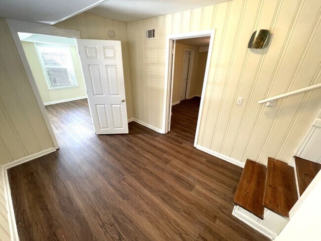 Building Photo - 5br House off S. Milledge (Available now o...