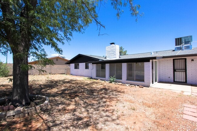 Building Photo - 3 bedroom 2 bathroom with AZ room