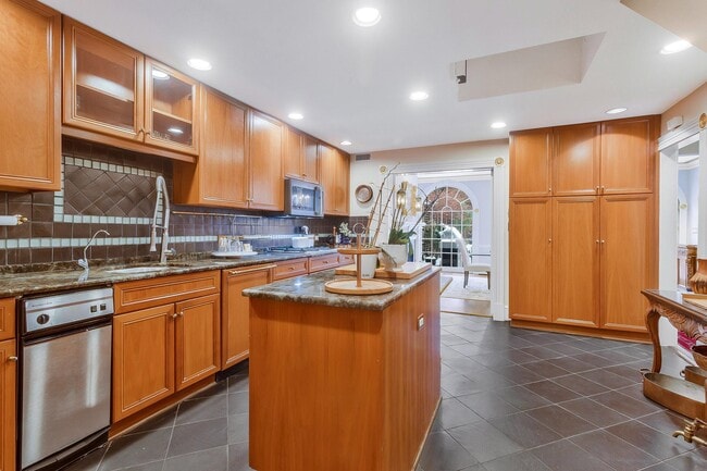 Building Photo - 3230 Volta Pl NW