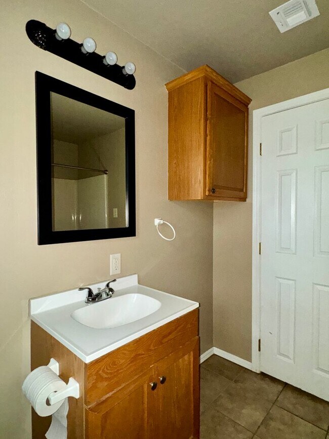 Building Photo - 705 S 5th St