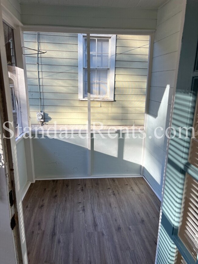 Building Photo - Adorable updated bungalow on a large lot in the heart of Grant Park!