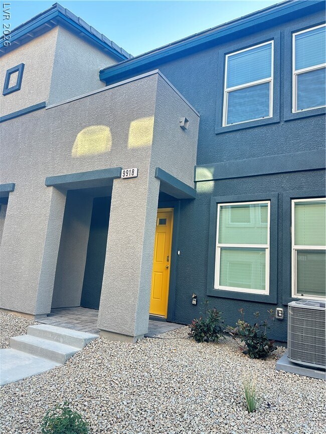 Building Photo - 9918 Saffron Hls St