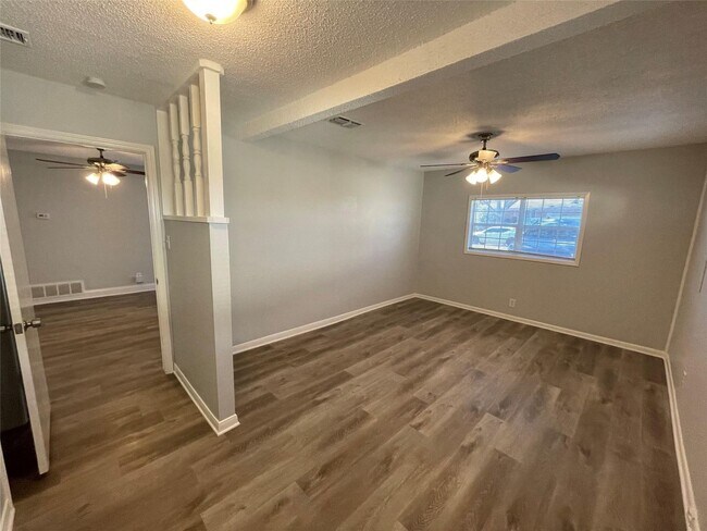 Building Photo - 3 BR/2BA | Single Family Home | Covered Patio | Additional Living room!