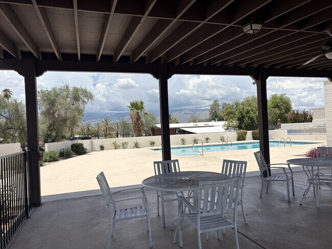 Building Photo - 9061 E Palms Park Dr