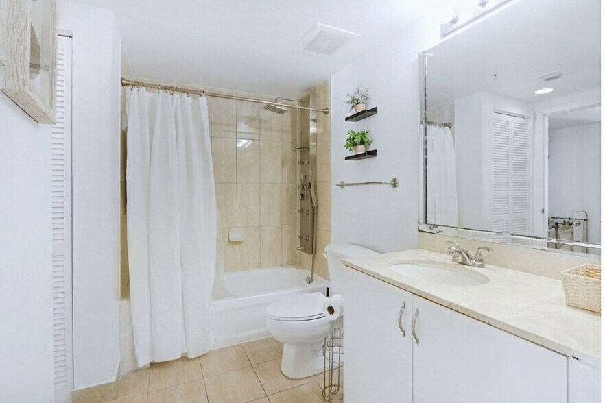 Building Photo - 1750 N Bayshore Dr