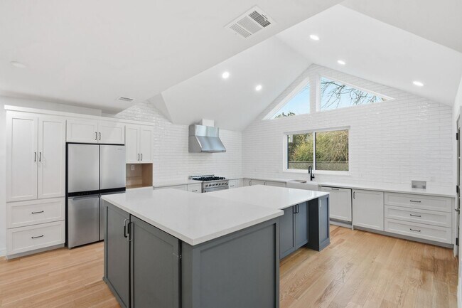 Building Photo - Beautiful Houston Home Featuring a Private Pool