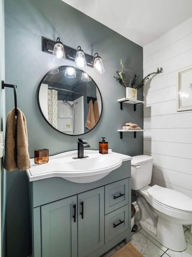 Building Photo - 670 Treeside Dr