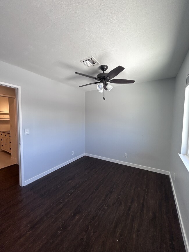 Building Photo - 6208 Meadow Brook Ln
