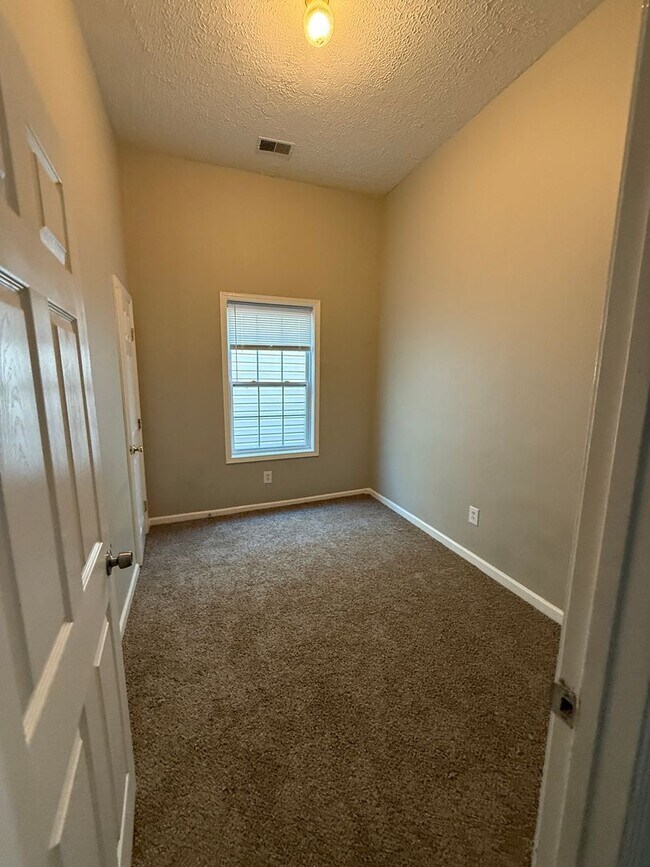 Building Photo - 3-BED 1-BATH SINGLE FAMILY HOME