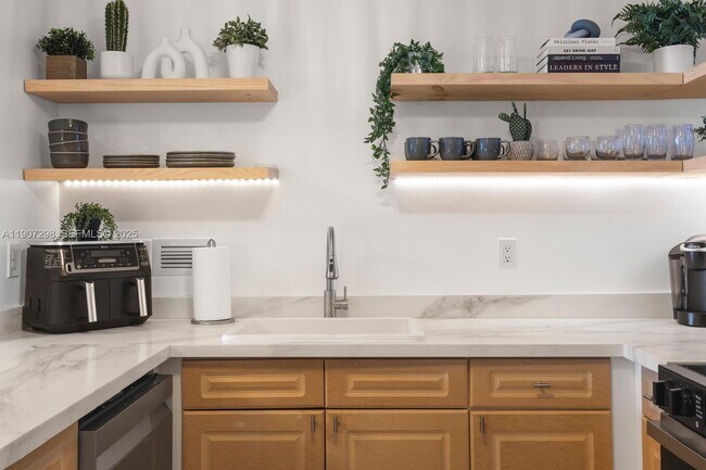 Building Photo - 2301 Collins Ave