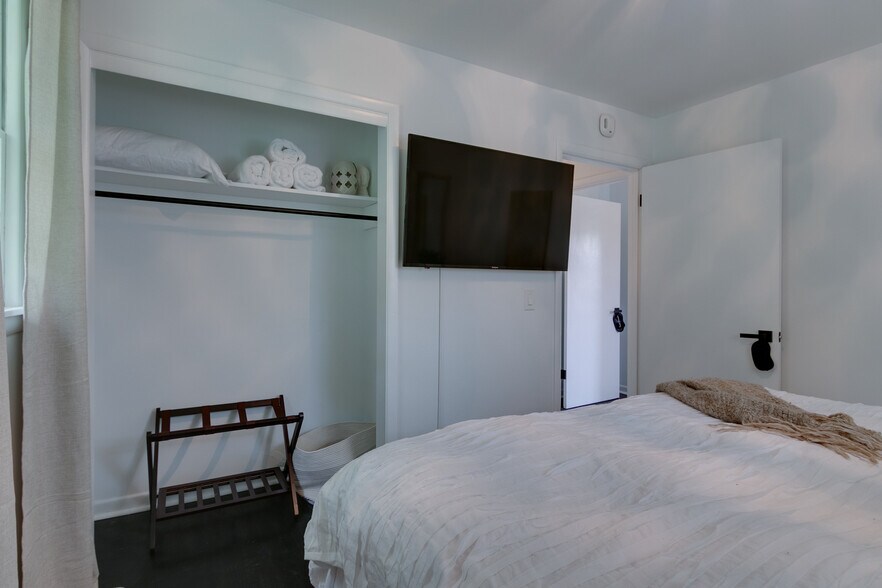 Building Photo - 101 Carnavon Pky