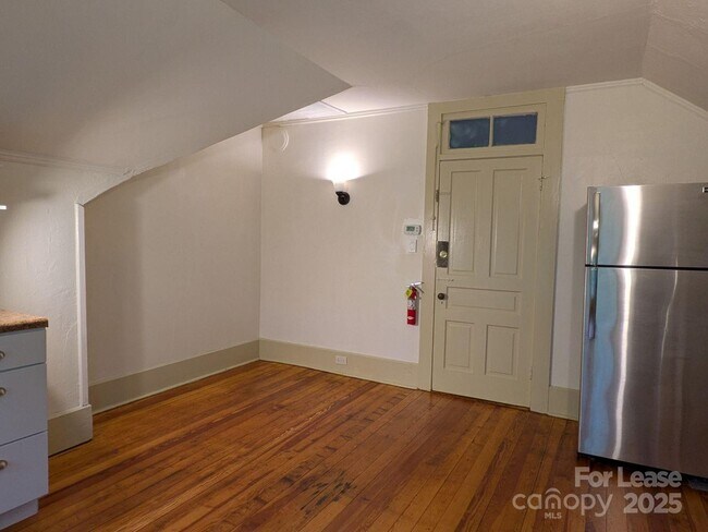 Building Photo - 220 Melrose Cir