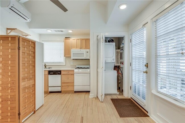 Building Photo - 1143 St Charles Pl NE