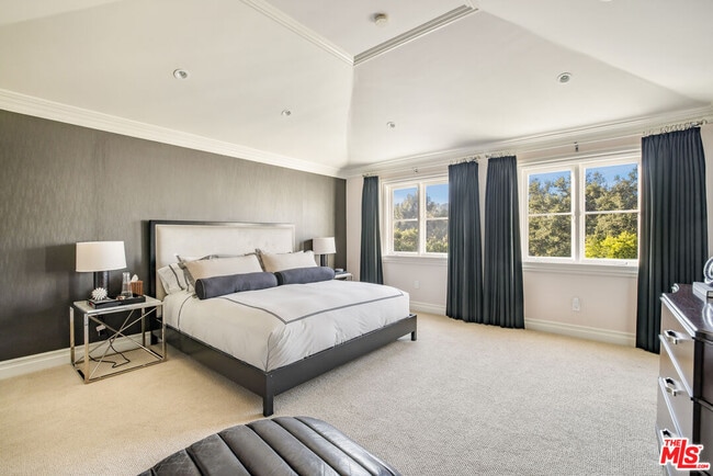 Building Photo - 10847 Bellagio Rd